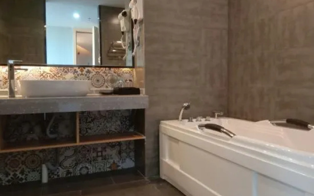 Danzhou Guanlan Shangpin International Hotel