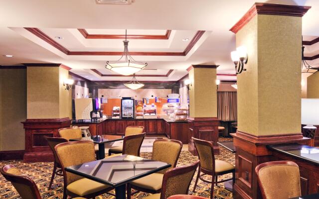 Holiday Inn Express & Suites Shawnee by IHG