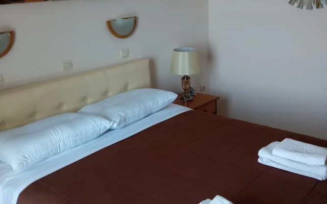 Agios Georgios - 2 Beds - Sleeps 5 - Free Parking