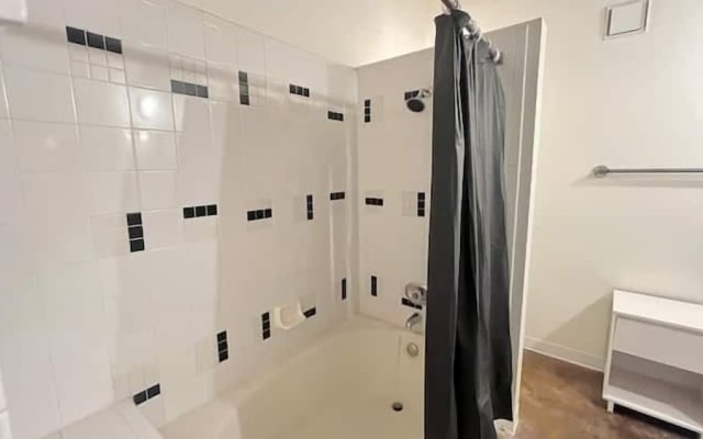 Artistico-Styled Studio Loft Sleeps 5