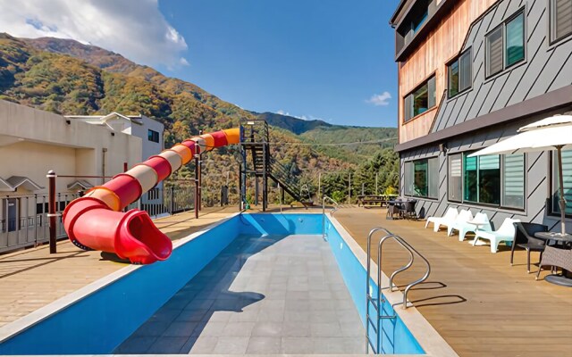 Geoje Beach White Pension