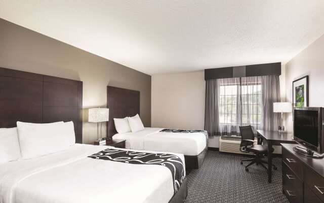 La Quinta Inn & Suites by Wyndham Milwaukee Delafield
