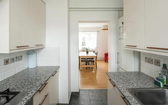 Stylish 2BD Flat with Balcony Near Stepney Green