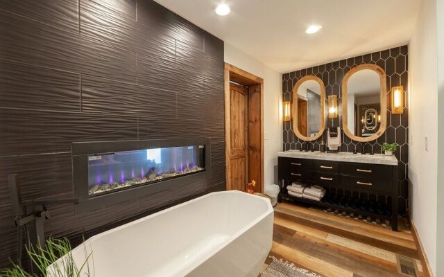 Night Owl 3 Bedroom Cabin by RedAwning