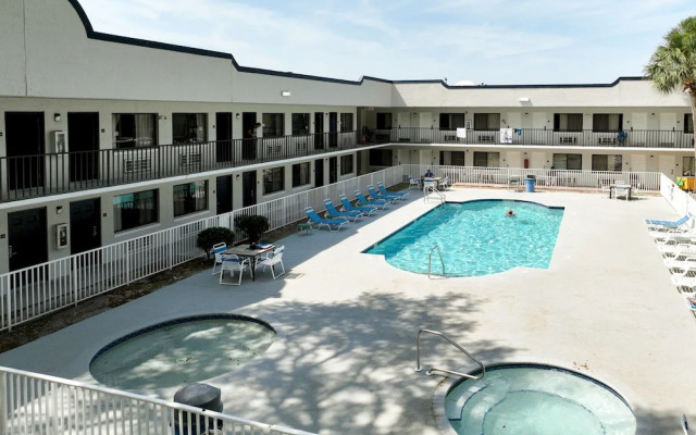 Travelodge Suites by Wyndham Kissimmee Orange
