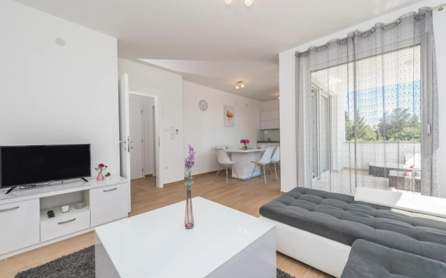 Villa Star 6 luxury apartment with a pool