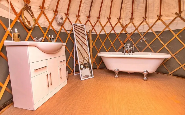 Chalet With Gleneagles Views, hot Tub, No Deposit