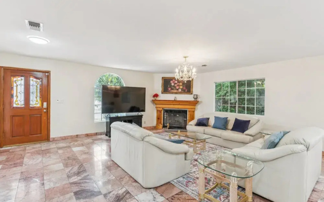 Russell House Near Hollywood & Griffith Park 3 Bedroom Home