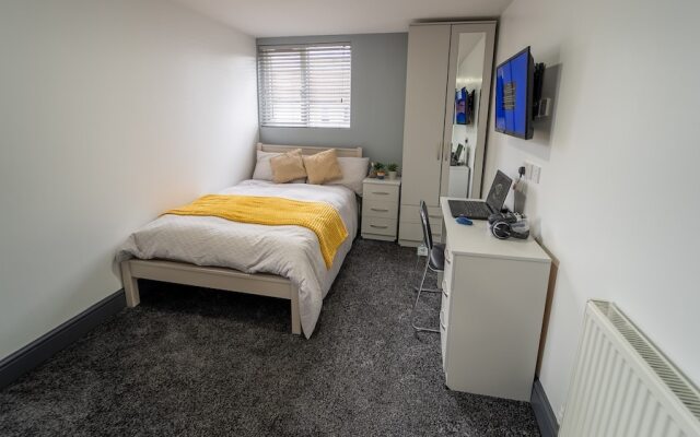 Spacious Studio Near City Centre!