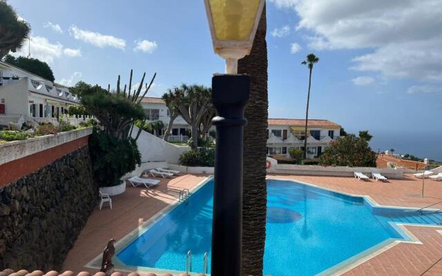 Studio sea front view & pool