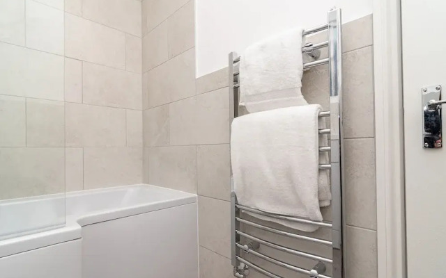 Little Boat: A Modern Beachside Flat