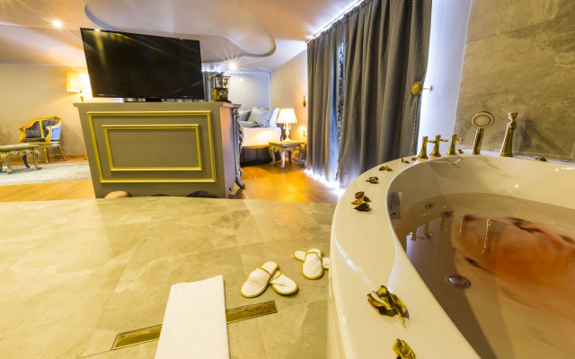 Real King Suit Otel