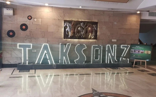 OYO Townhouse 651 Hotel Taksonz