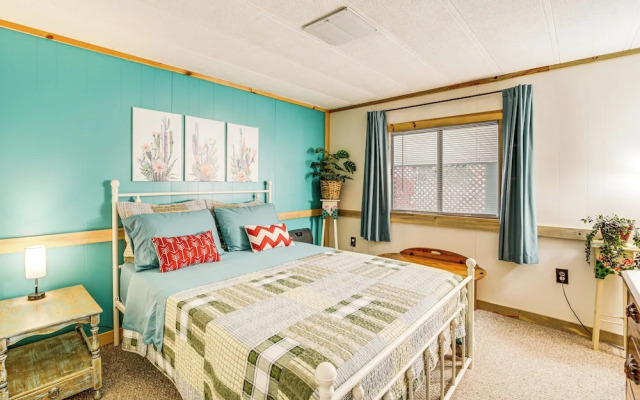 6 Mi to Old Town, Panoramic Views: Cottonwood Gem!