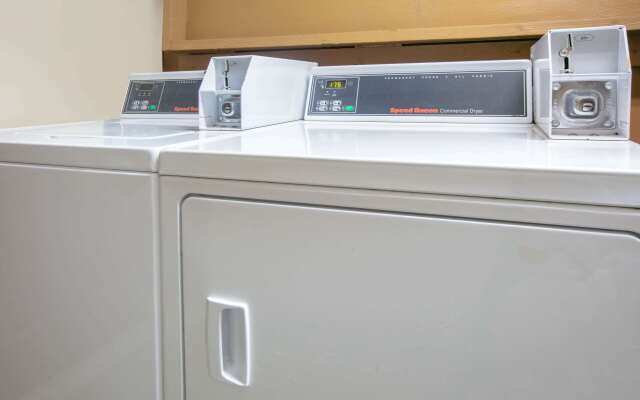 Days Inn by Wyndham Hamilton