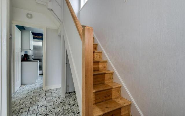 Cheerfull 3-bedroom Home With Parking Garden