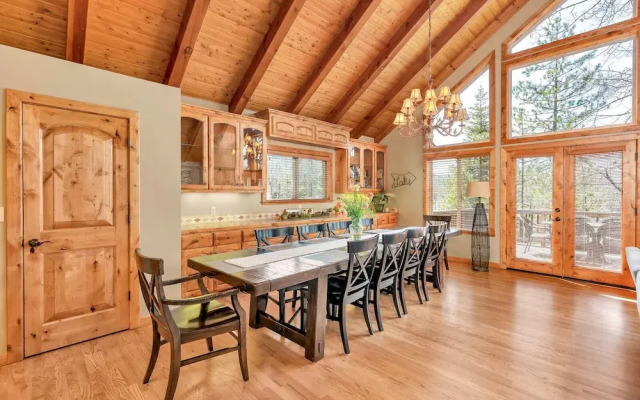 Bass Lake Beauty! 4 BDR Sleeps 16, Lakefront Views