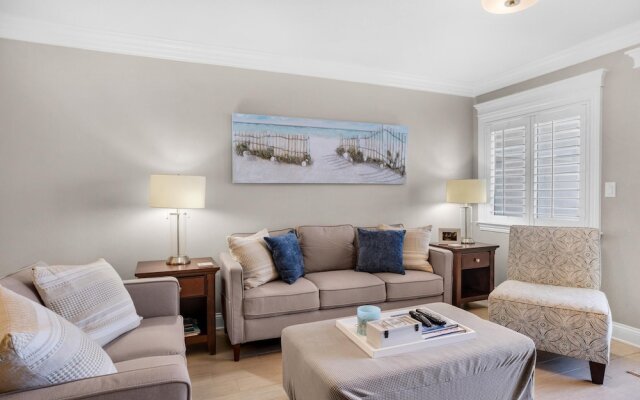 Holiday Surf And Racquet Club 216