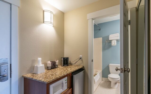 Pacific Reef Hotel & Light Show