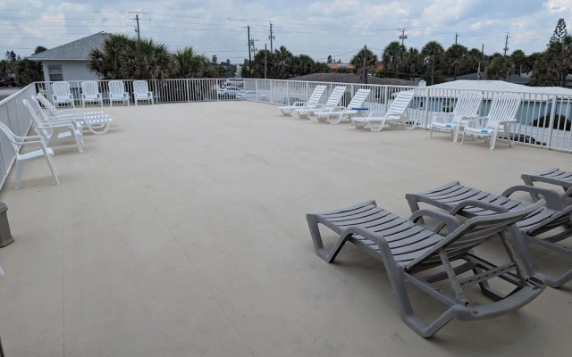 Traders Inn Beach Club