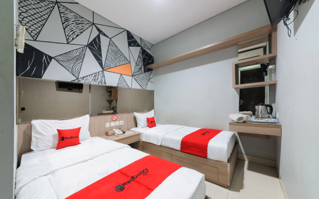 RedDoorz Plus near Grand Indonesia Jakarta – Guest Rooms – Jakarta