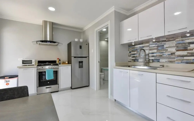 NEW Modern Cozy Studio Walking Distance to Beach