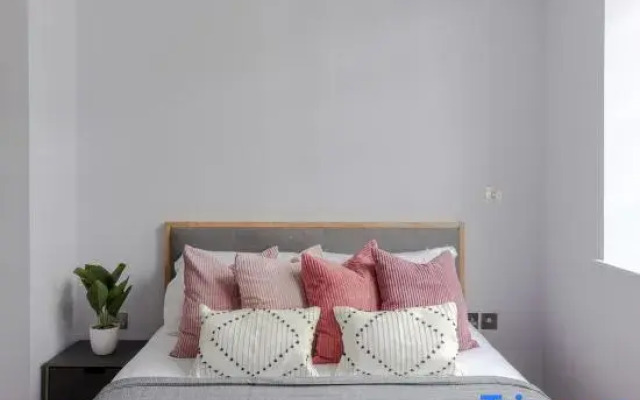 The Eyre Suite Two - Farringdon - by Frankie