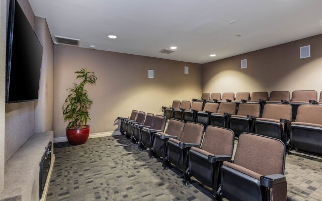 Oakwood Toluca Hills