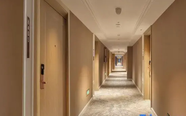 Vienna Hotel (Jinping Car South Station Branch）