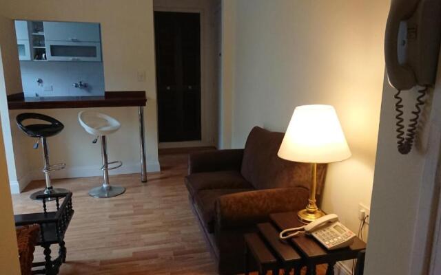 Excelente departamento con balcón a la calle sobre avenida