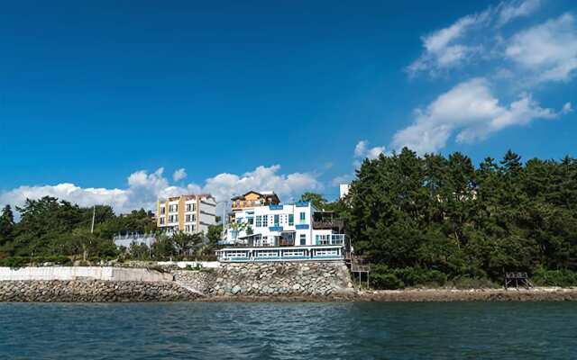 Yeosu White Village Pension