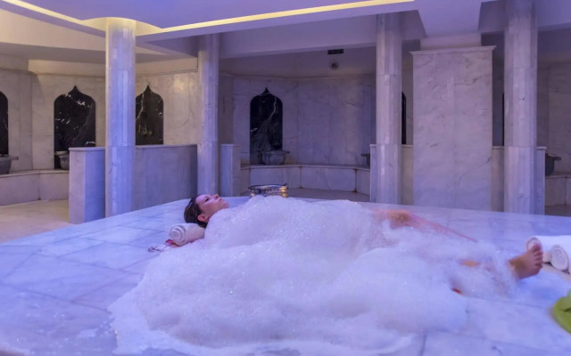 Le Bleu Hotel & Resort