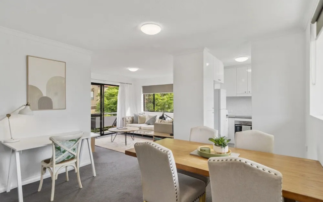 Bright 2-bed Apartment in Leafy New Farm – Guest Rooms – Brisbane