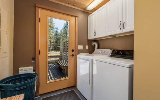 Pine Acres 4 Bedroom Home by NW Comfy Cabins by RedAwning