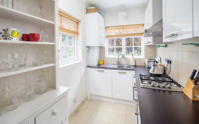 JOIVY Homely 2 Bed Riverside Flat with Patio in Hammersmith