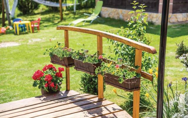 Nice Home in Licko Lesce With 2 Bedrooms and Wifi