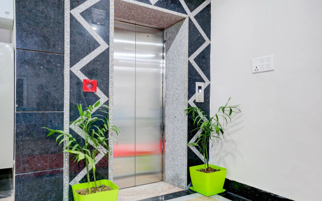 Collection O 702538 Navneeta Grand