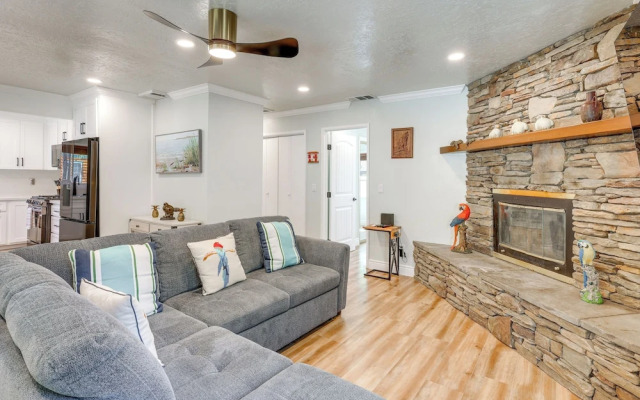 Near Slopes & Shores: Pet-friendly Sugarloaf Gem