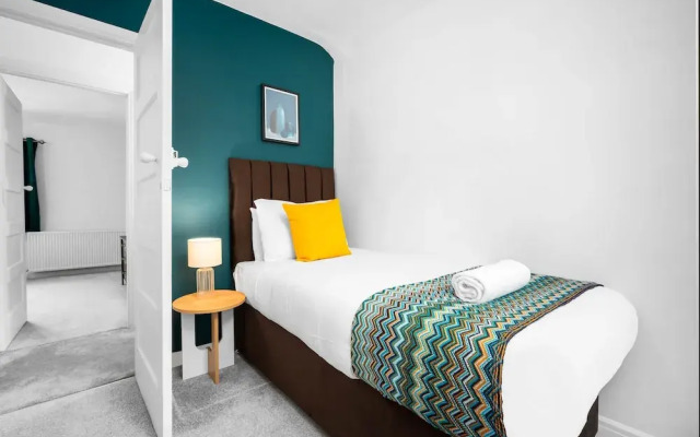 Stylish Three Bedroom Retreat With Garden