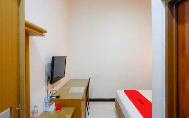 RedDoorz near Monumen Habibi Ainun