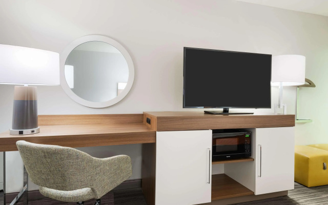 Hampton Inn & Suites Atlanta Buckhead Place