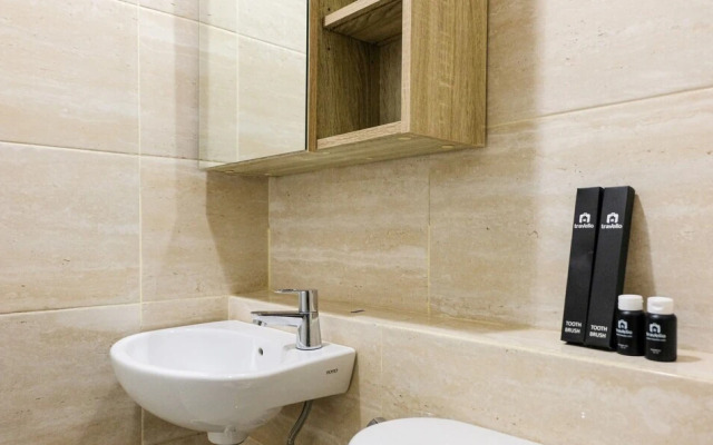 Cozy Studio Apartment with Smart TV at Springwood Residence