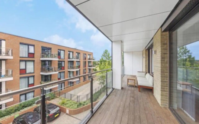 Modern 1 Bedroom Apartment With Balcony in Earlsfield