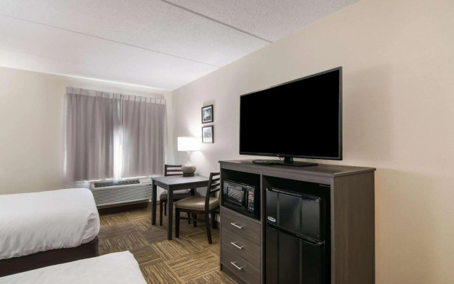 Clarion Pointe Jamestown - Falconer