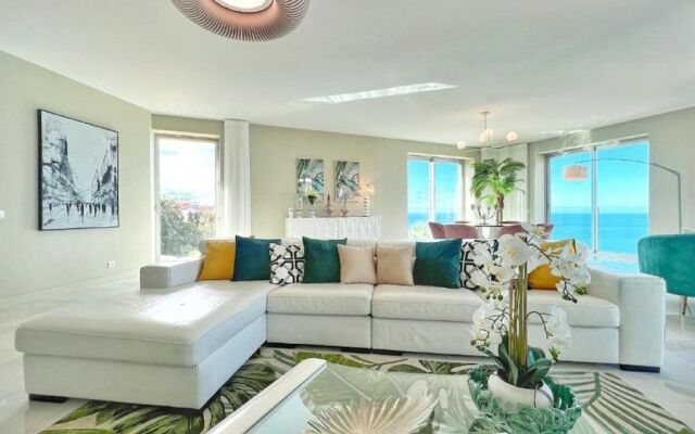 Lux Apartment first row