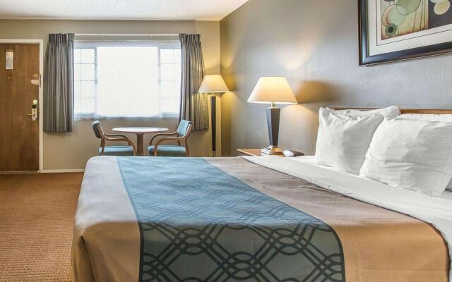 Econo Lodge Inn & Suites Yreka