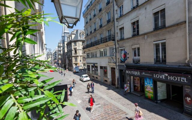 Luxury 3 Bedroom 2 Bathroom Loft - Louvre Museum