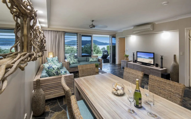 Poinciana Lodges -Ocean Views