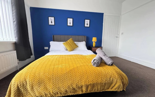 City Centre-4 Br-sleeps 7-garden-free Parking