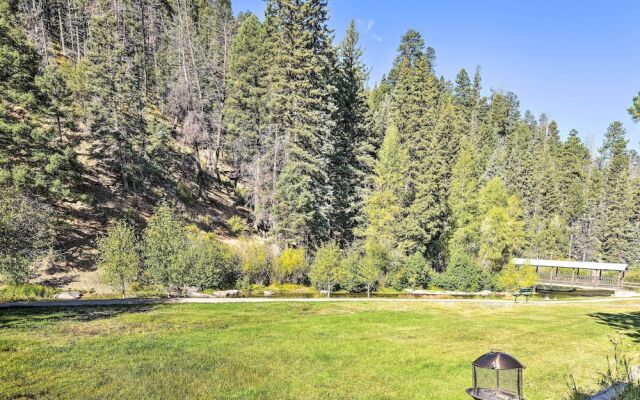 Ski-in/ski-out Red River Cabin w/ Mtn Views!